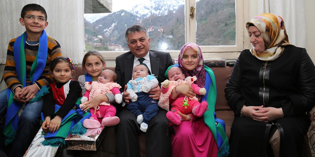 Vali Yazıcı'dan Güneysu'da 3'üz bebeklere ziyaret