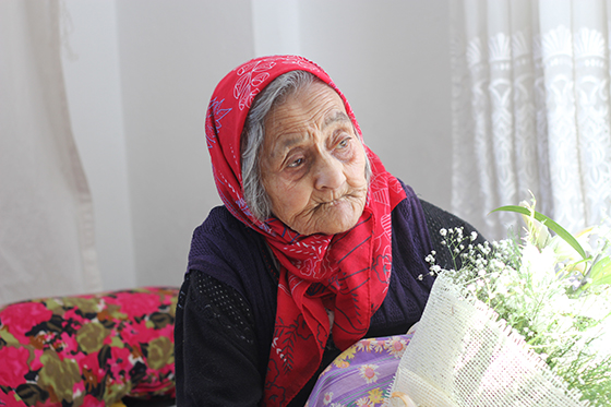 107 yaşındaki Feriye nineye doğum günü sürprizi