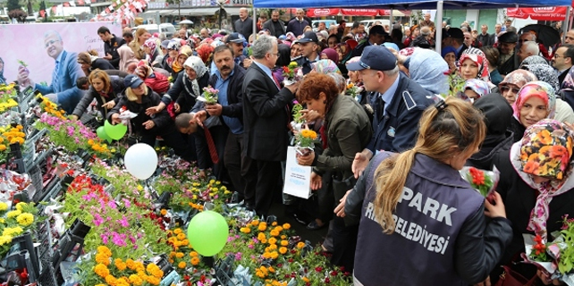 Başkan Kasap annelere binlerce çiçek dağıttı