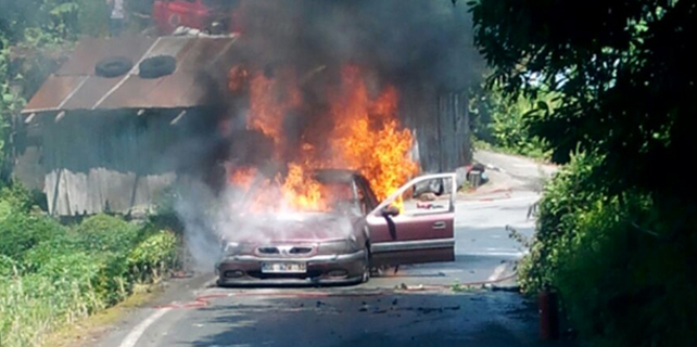 Rize'de otomobil cayır cayır yandı