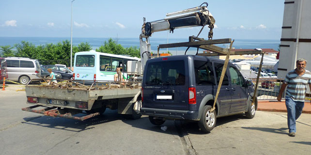 Rize'de trafiği kapatan araçlar kaldırılıyor