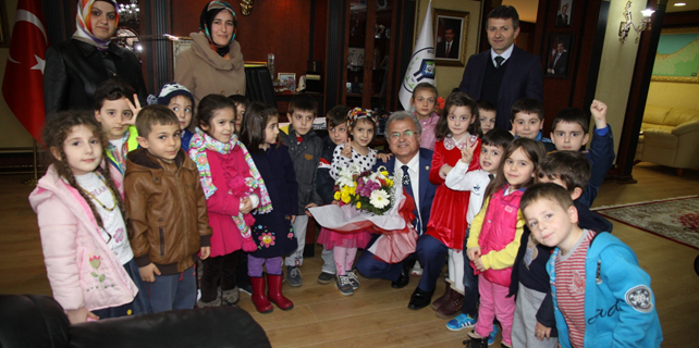 Minik öğrenciler Başkan Kasap'ı ziyaret etti