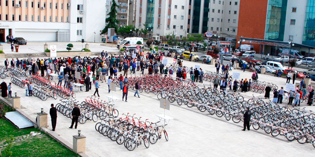 Rize'de 300 çocuğa bisiklet dağıtıldı