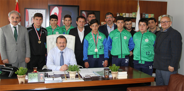 Sütlüoğlu, Türkiye Şampiyonu Güreşçileri ödüllendirdi