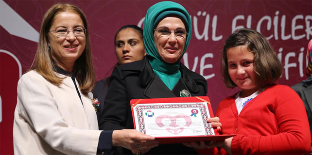 Emine Erdoğan Rize'de Gönül Elçilerine sertifika verdi
