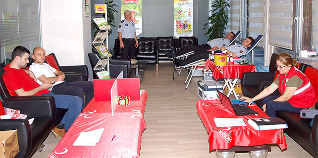 Çaykur personelinden Kızılay'a kan bağışı