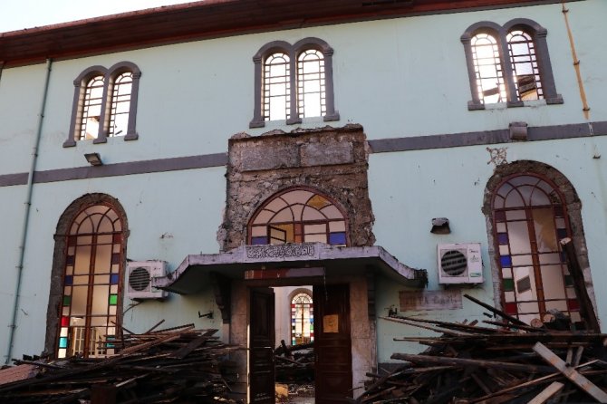 Rize’de Tarihi Cami Parça Parça Sökülüyor