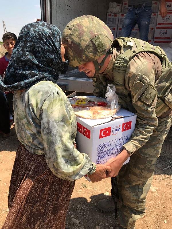 Afrin'de yaşayan yaşlı bir kadın, yardım getiren Mehmetçiği kaskından öperek teşekkür etti.