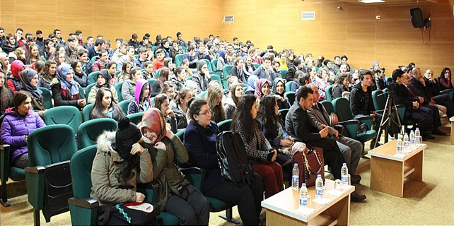 Ardeşen'de üniversiteli gençlerden panel