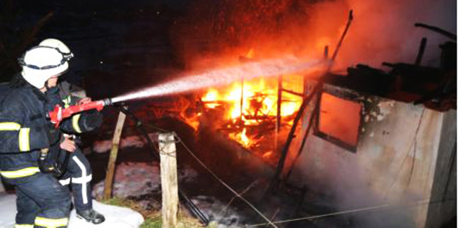 Rize'de çıkan yangında 2 katlı ev kül oldu