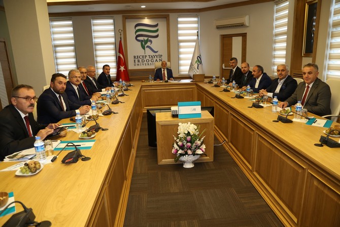Gençlik ve Spor Bakanı Osman Aşkın Bak, RTEÜ Geliştirme Vakfı Mütevelli Heyet Toplantısına Katıldı