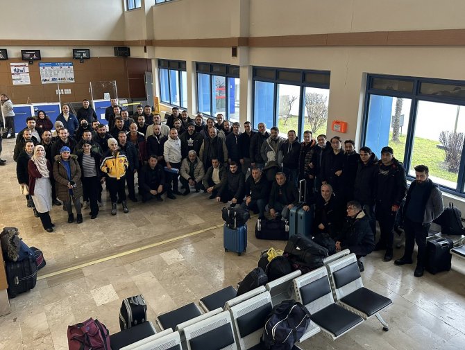 Gönüllü 87 sağlık personeli Karadeniz Bölgesi'nden deprem bölgesine gitti