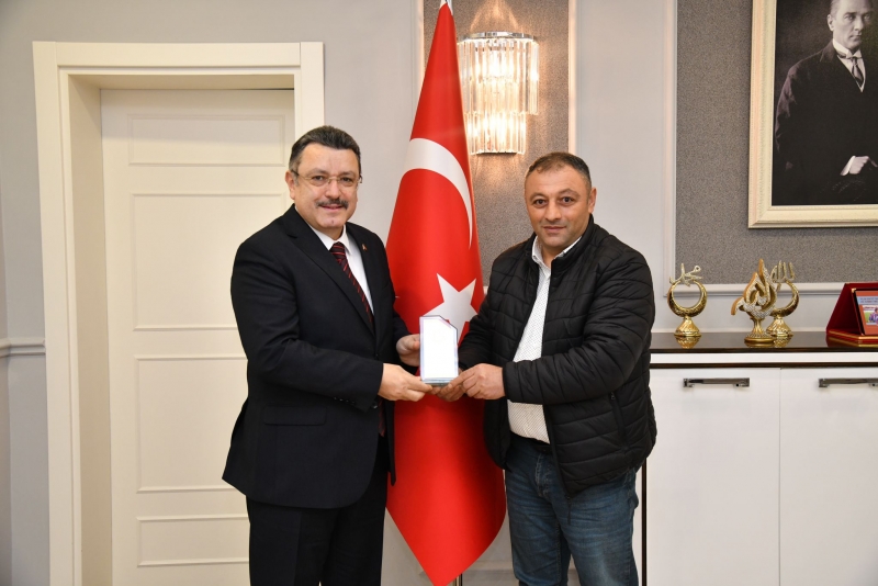 Karadeniz Artvinliler dernekler birliği başkanı Hamza  TEKE Ortahisar belediye başkanı Ahmet metin Genç'i  makamında ziyaret etti