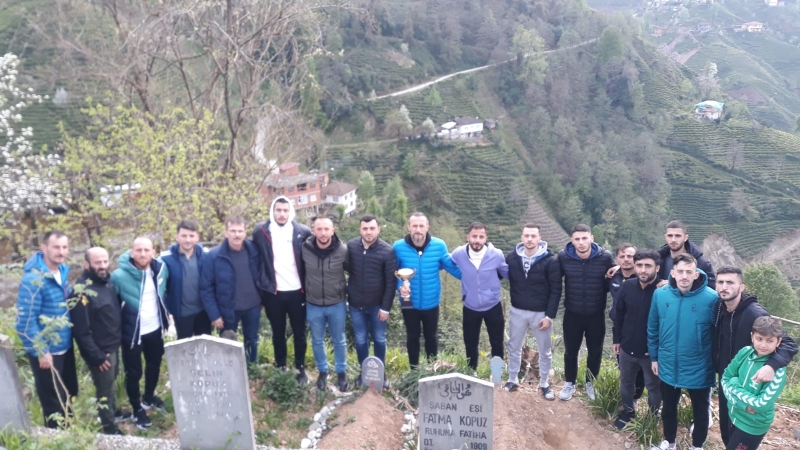 Kopuzlar Vakfı Veliköyspor Kupayı Merhum Başkanları Lüftü Kopuz'un Mezarına Götürdüler