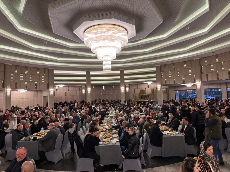 Milliyetçi Hareket Partisi (MHP) Rize İl Başkanlığı ve Rize Ülkü Ocakları’nın düzenlediği iftar yemeğinde vatandaşlar bir araya geldi.