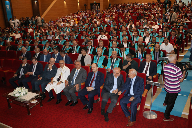 Recep Tayyip Erdoğan Üniversitesi'nde Mezuniyet Töreni Düzenlendi
