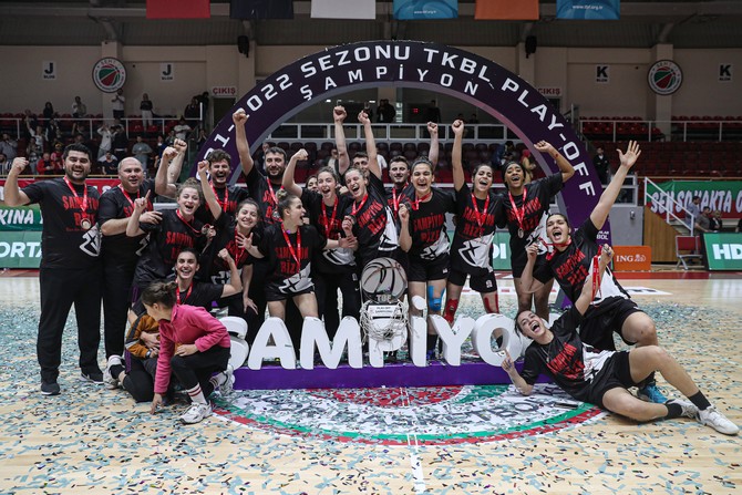 Rize Belediyesi Kadın Basketbol Takımı Şampiyonluk Kupasını Aldı