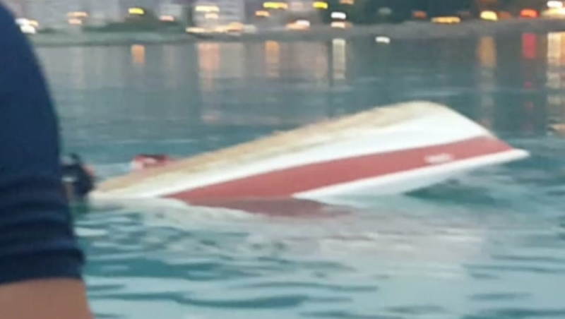 Rize'de, balıkçı teknesi alabora oldu