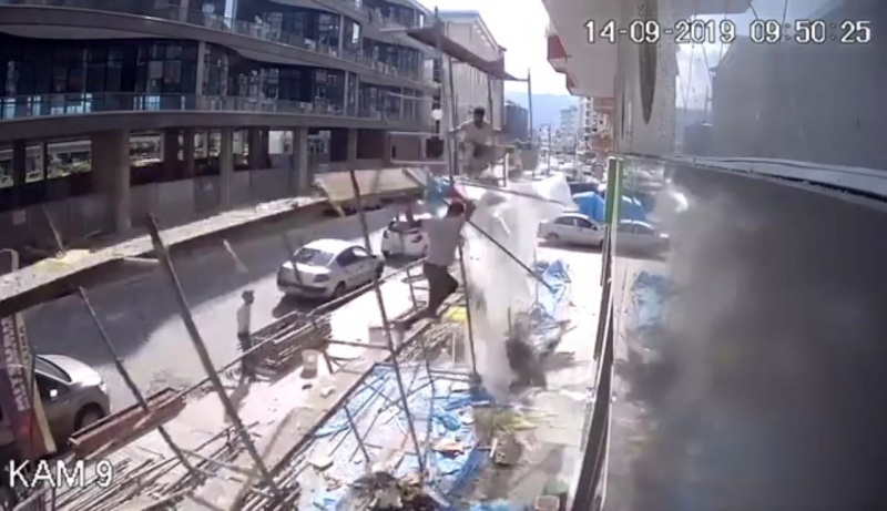 Rize'de inşaat iskelesi çöktü: 2 yaralı