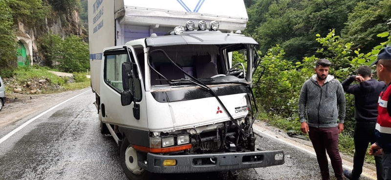 Rize'de minibüs ile kamyon çarpıştı: 4 yaralı