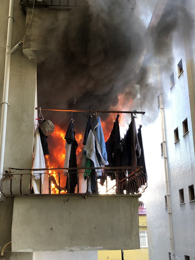 Rize'de Otistik Çocuk Elektrik Sobasını Devirdi, Yangın Çıktı