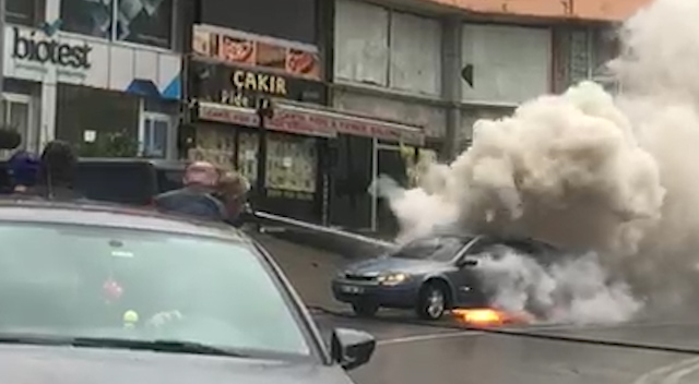 Rize'de seyir halindeki araç alev alev yandı