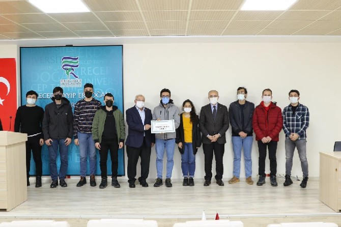 RTEÜ Geliştirme Vakfından Burs Kazanan Öğrenciler Düzenlenen Törenle Çeklerini Aldı