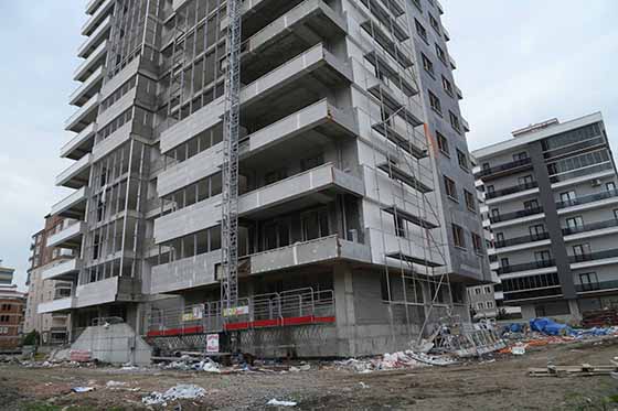 Samsun'da inşaattan düşen 2 işçiden biri öldü
