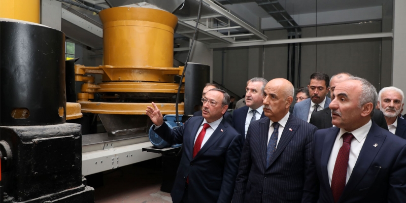 Tarım ve Orman Bakanı Kirişci, Rize'de Organik Çay Fabrikasında incelemede bulundu
