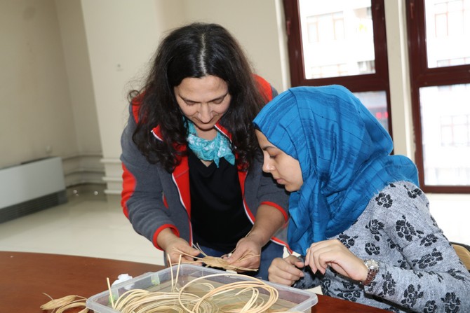 Yabancı Öğrencilere Türk Sanatları Eğitimi