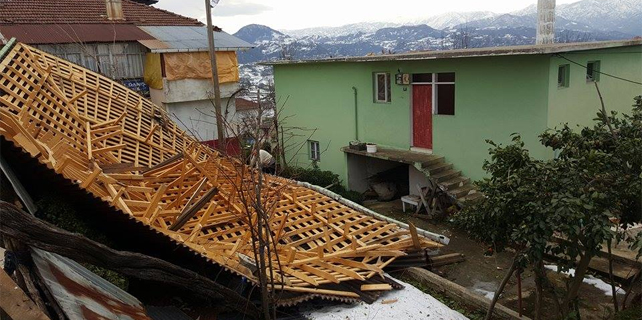 Rize'de şiddetli rüzgar çatı uçurdu