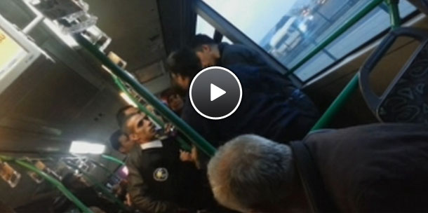 Metrobüste yolcular birbirine girdi / Video