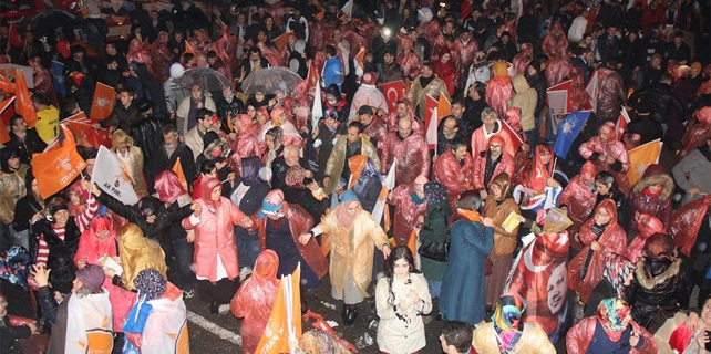 Rize'de Ak Partililer'den zafer kutlaması