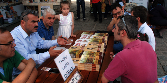 Rizeli Yazar Osman Azman, kitaplarını imzaladı