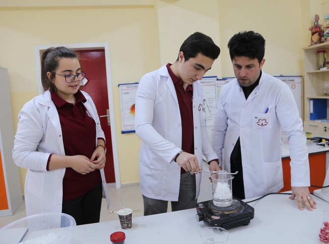 Rize'de Okulda Ürettikleri Parfümü Öğrencilere Hediye Ediyorlar
