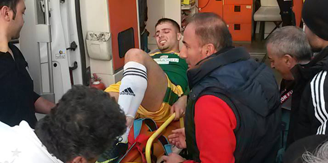 Rize'de amatör futbolcunun maçta ayağı kırıldı