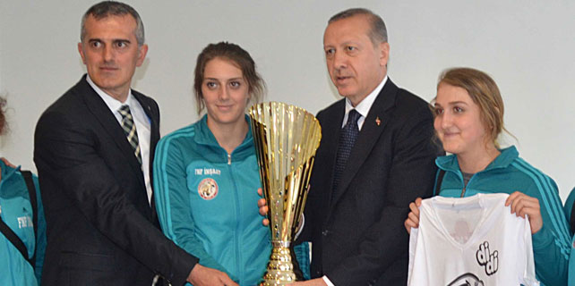 Cumhurbaşkanı Erdoğan Ardeşen GSK'nın kupasını kaldırdı