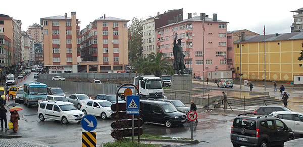 Meydan parkı inşaatına yağmur engeli