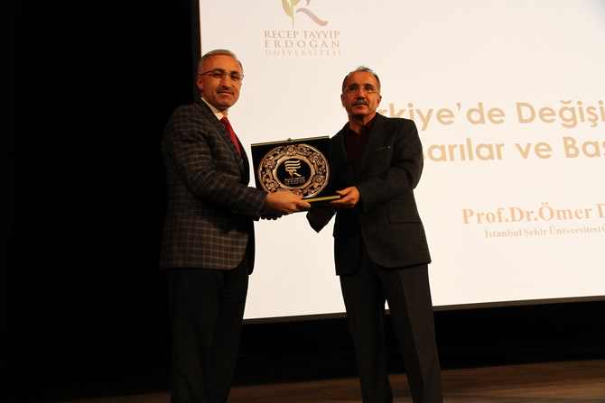 Eski Bakan RTEÜ’de “Türkiye’de Değişim Yapmak” Konferansı Verdi