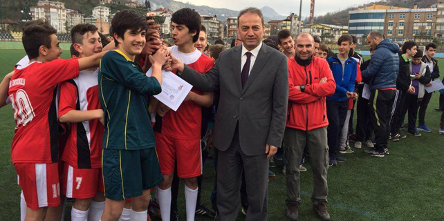Futbolda Rize'nin okul şampiyonları belli oldu
