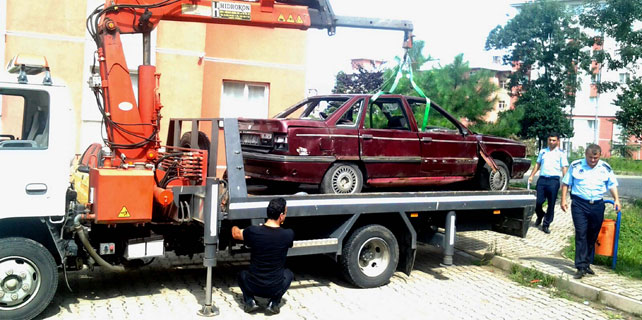 Rize'de terk edilmiş hurda araçlar kaldırılıyor