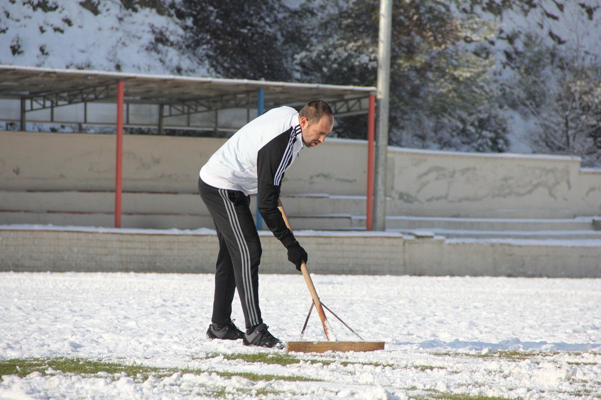 Karabükspor'un hocası kar temizledi