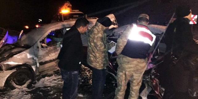 Kar ve buzlanma kazaya sebep oldu: 1 ölü, 5 yaralı