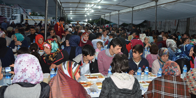 Çayeli'nde 1500 kişi aynı anda oruç açtı