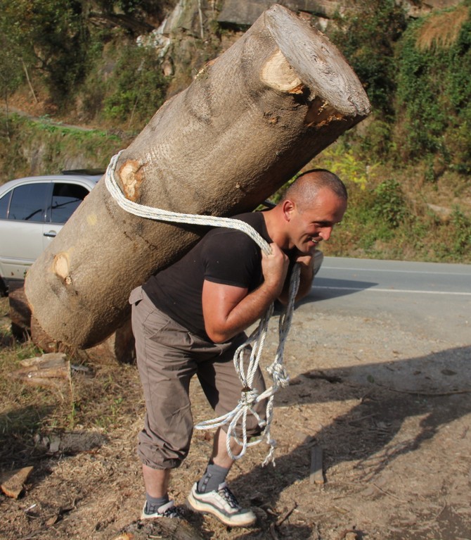Rize'nin Rambosu 203 Kilogramlık Kütüğü Sırtında Taşıdı