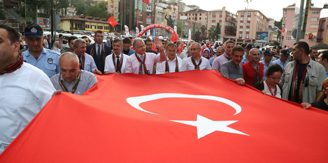 Rize'de dev Türk Bayrağı ile Demokrasi Yürüyüşü