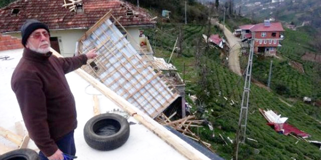 Rize'de şiddetli fırtına çatıları uçurdu