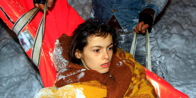 Rize'de üzerine çay suyu dökülen kız kurtarıldı