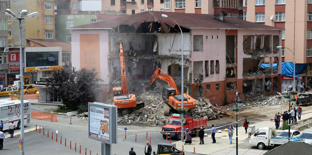 Rize'de eski Adliye binası yıkıldı