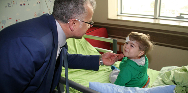 Başkan Kasap hasta çocukları ziyaret etti